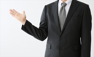 OEM製造業者の選び方・ポイントを案内する人物